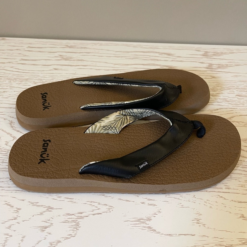 Sanuk sandals/flip flops 🌸SALE🌸